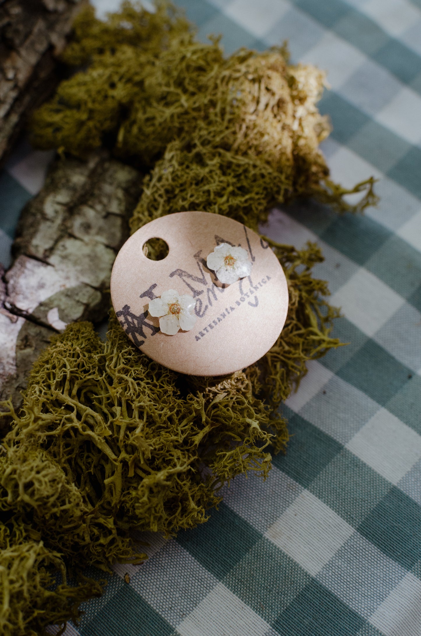 Pendientes mini de flor blanca