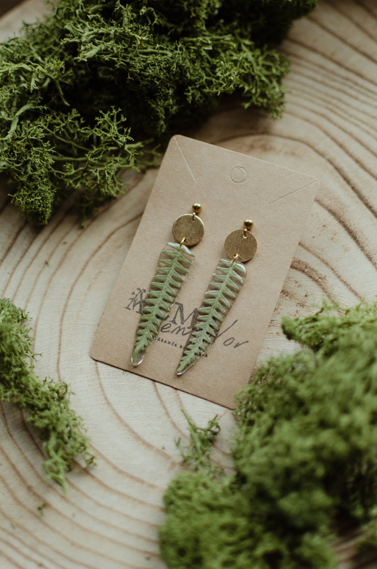 Pendientes de helecho con detalle dorado