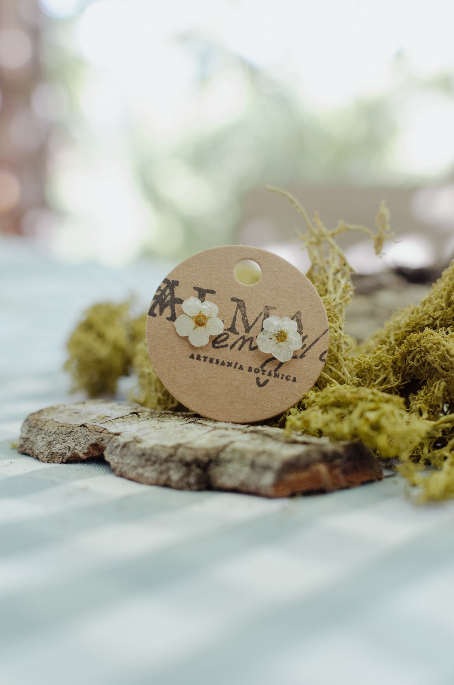Pendientes mini de flor blanca