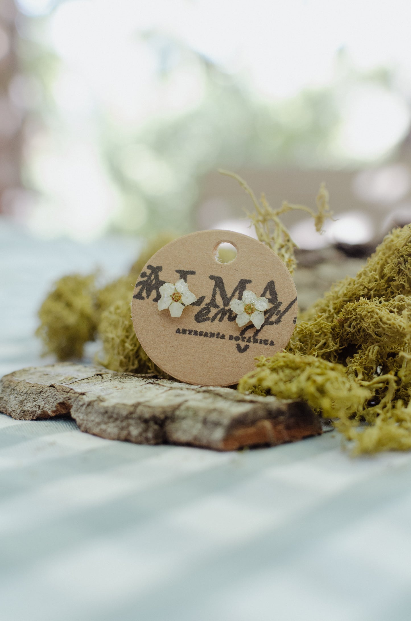 Pendientes mini de flor blanca