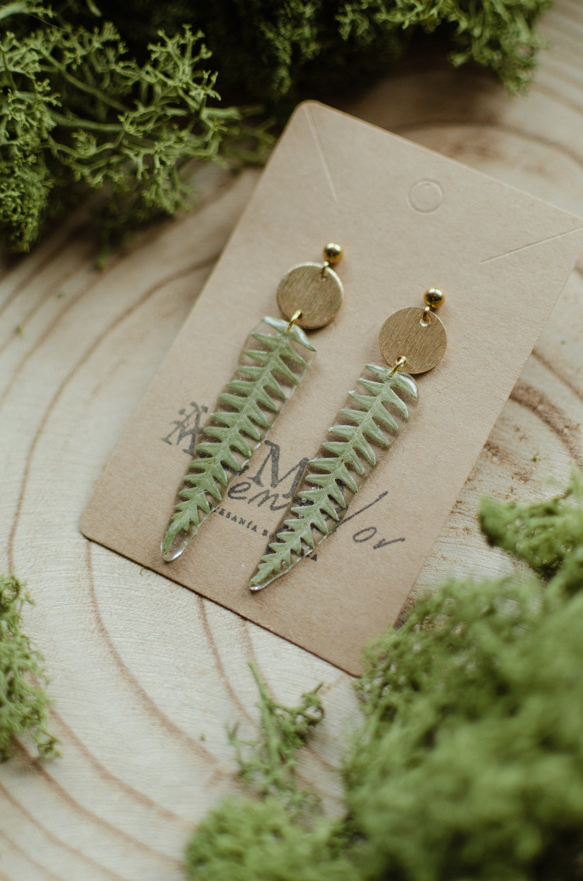 Pendientes de helecho con detalle dorado