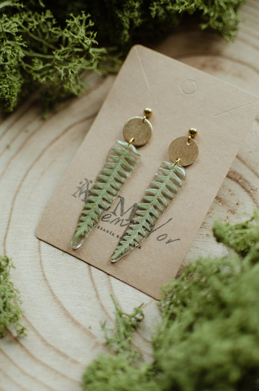 Pendientes de helecho con detalle dorado