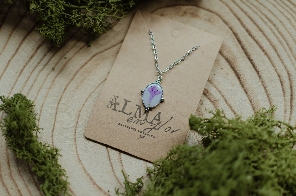 Collar marco ovalado flor morada pequeña