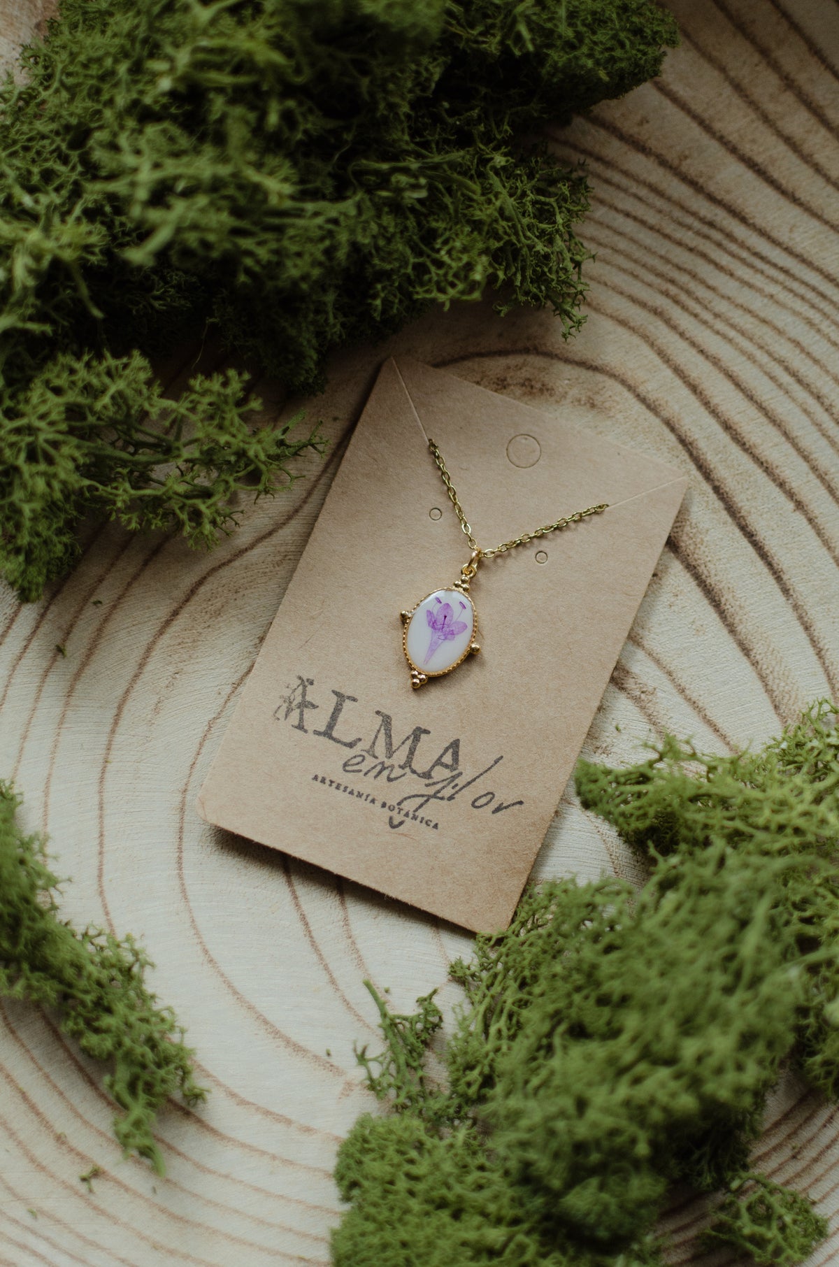 Collar marco ovalado flor morada pequeña