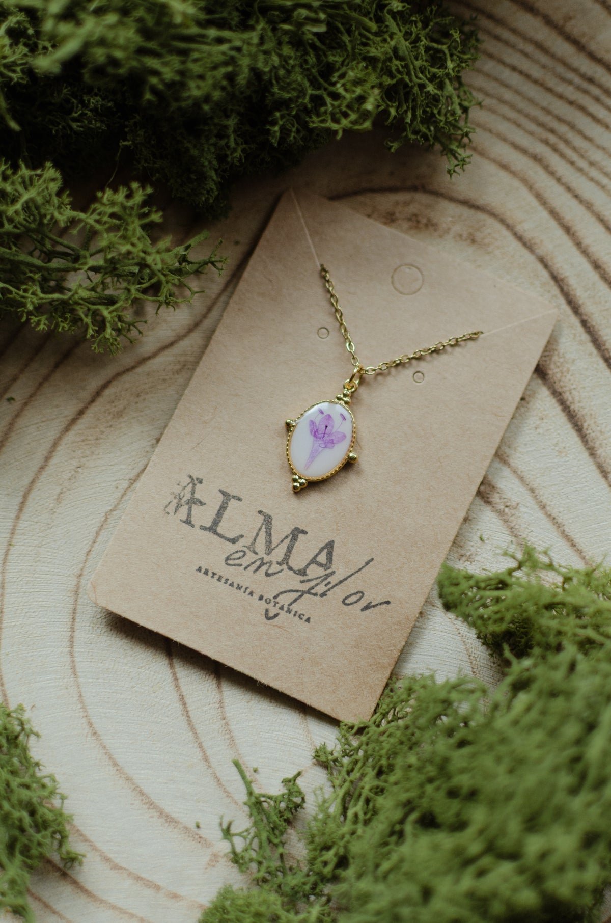 Collar marco ovalado flor morada pequeña