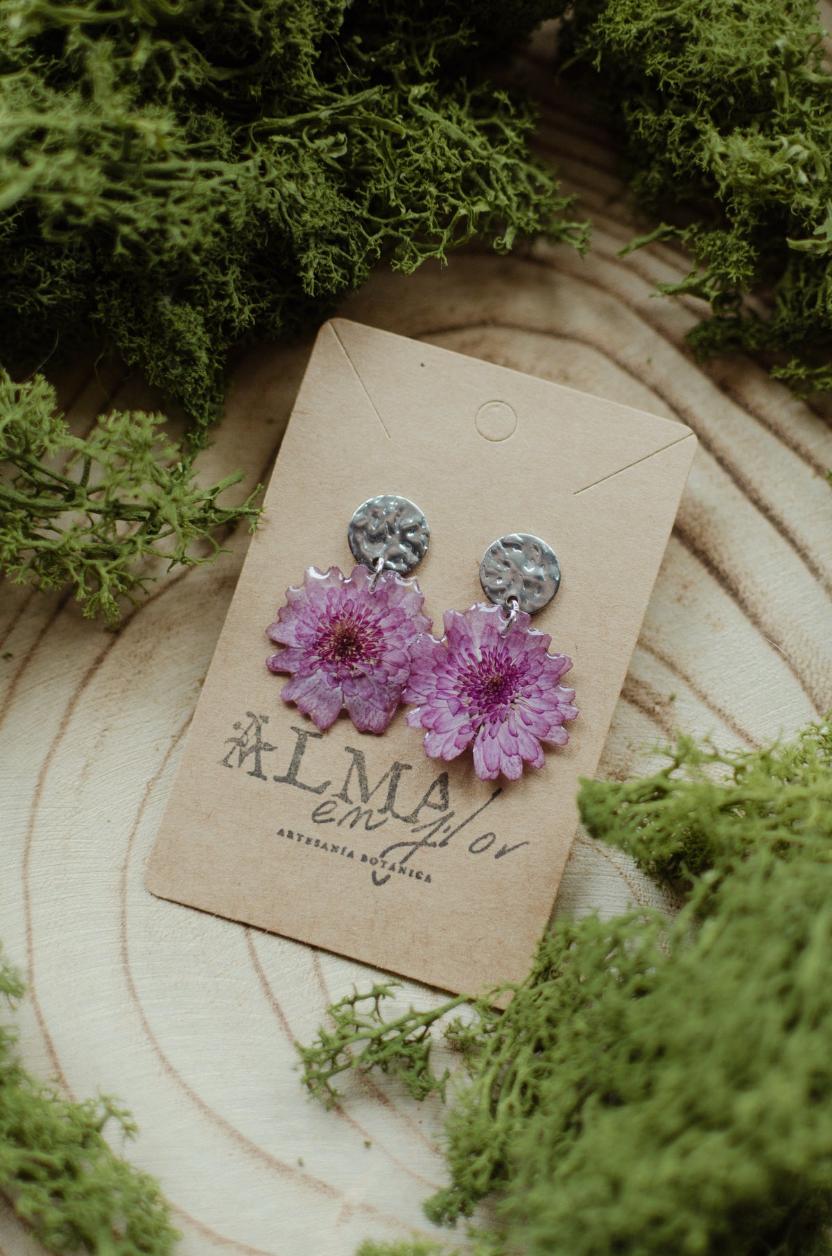 Pendientes crisantemos con detalle plateado