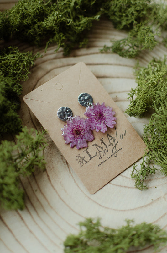 Pendientes crisantemos con detalle plateado