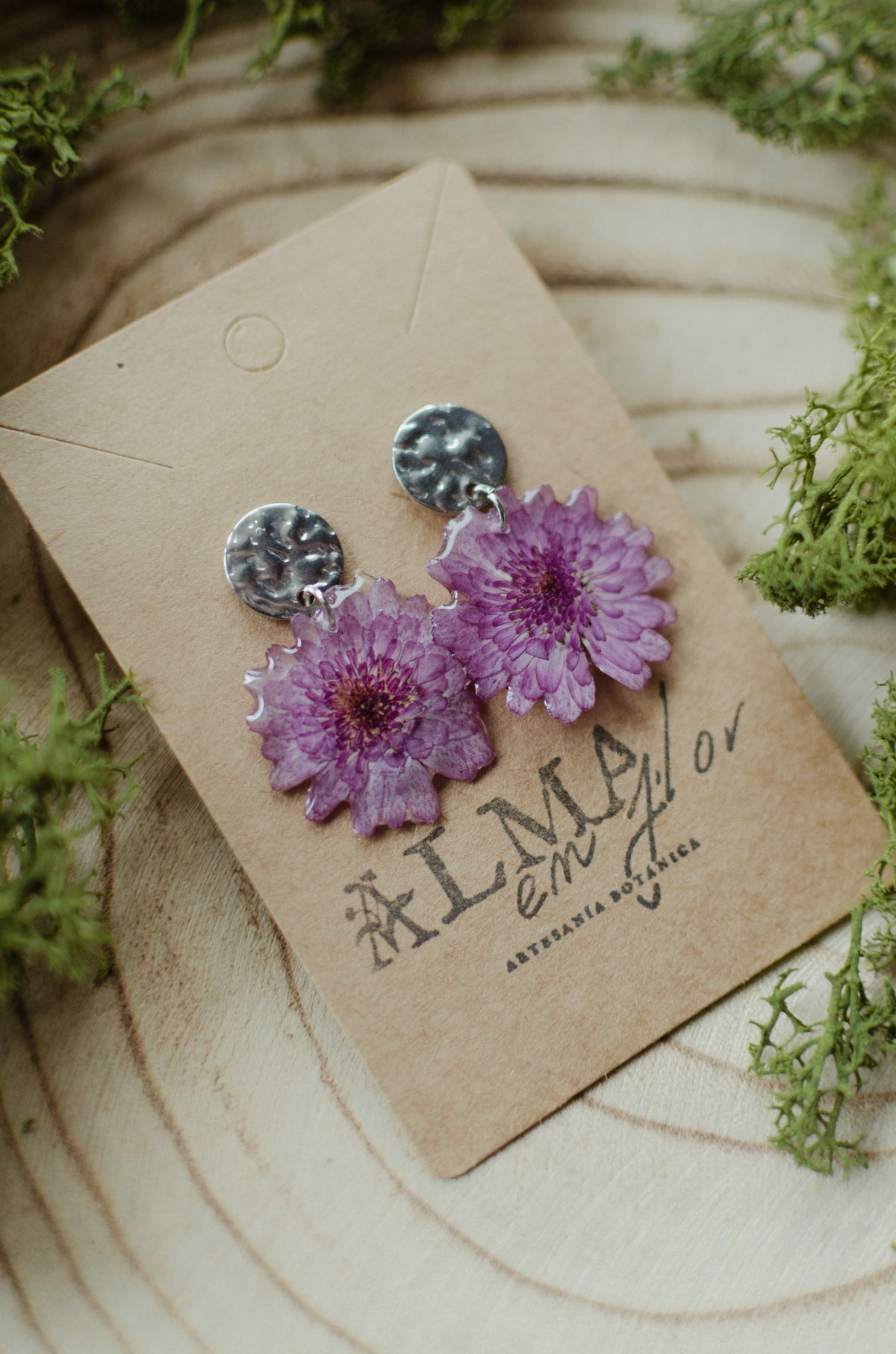 Pendientes crisantemos con detalle plateado